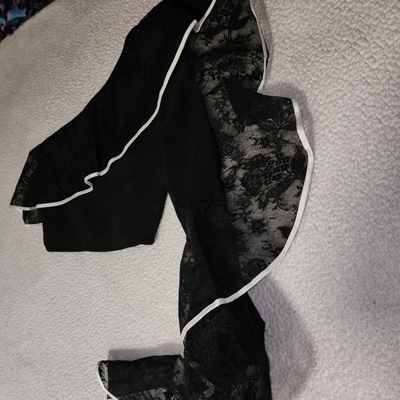 NWT Gorgeous , Akira , 2 Peice Stunning Ruffled Pants , With Matching Top - Picture 9 of 15